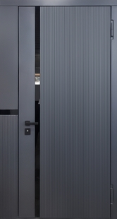Входная квартирная дверь с широким наличником, узкой вставкой стекла и панелями МДФ графит