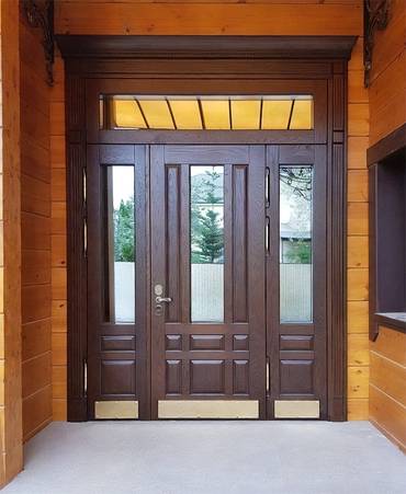 Парадная остекленная дверь